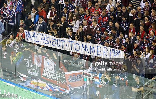 Fans mit Spruchband, Machs jut Tommer, gemeint ist der entlassene Trainer Jeff Tomlinson, EHC Eisbaeren Eisbären Berlin - Straubing Tigers, DEL,...