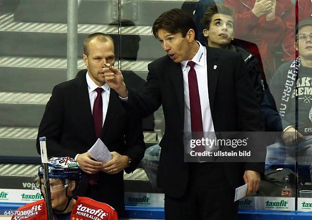 Stefan Ustorf , Trainer Uwe Krupp, Aktion Gestik, EHC Eisbaeren Eisbären Berlin - Straubing Tigers, DEL, Sport, Eishockey, o2 World Berlin, Herren,...