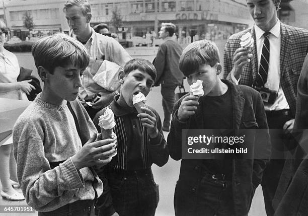 Schülergruppe aus Aberfan auf Besuch in Berlin, Jungen essen Eis am Kurfürstendamm