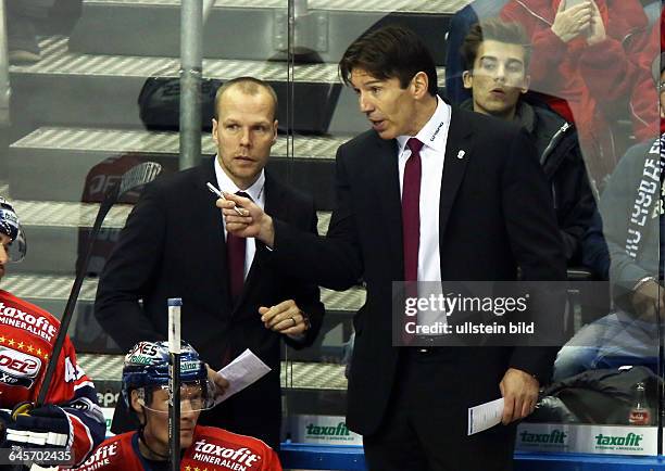 Stefan Ustorf , Trainer Uwe Krupp, Aktion Gestik, EHC Eisbaeren Eisbären Berlin - Straubing Tigers, DEL, Sport, Eishockey, o2 World Berlin, Herren,...