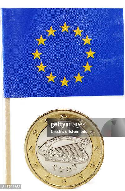 Irische Ein-Euro-Münze und EU-Fahne, Staatskrise Irland