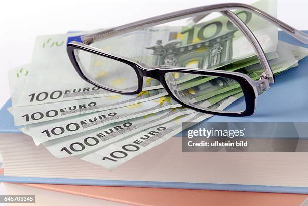 Studiengebühren, Geld, Euro, Euros Brille, B¸cher, Buch, studieren, Studium, Geb¸hren, Studentin, Brillen, Symbol, Symbolbild, Symbolbilder, Uni,...