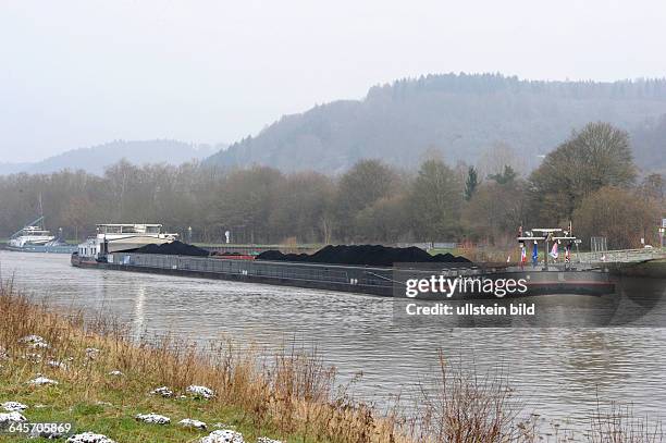 Ein Frachtschiff befährt die Saar in Merzig. Die Schiffe kommen vom Rhein über die Mosel und bringen Fracht zum Saarhafen in Dillingen.