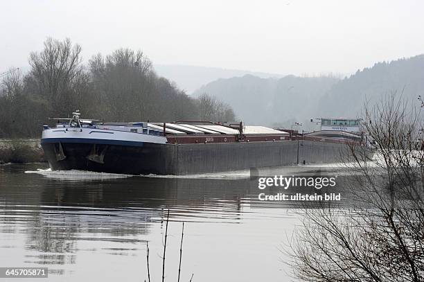 Ein Frachtschiff befährt die Saar in Merzig. Die Schiffe kommen vom Rhein über die Mosel und bringen Fracht zum Saarhafen in Dillingen.