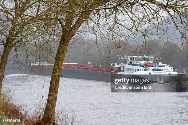 Ein Frachtschiff befährt die Saar in Merzig. Die Schiffe kommen vom Rhein über die Mosel und bringen Fracht zum Saarhafen in Dillingen.