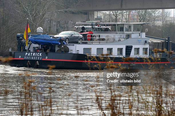 Ein Frachtschiff befährt die Saar in Merzig. Die Schiffe kommen vom Rhein über die Mosel und bringen Fracht zum Saarhafen in Dillingen.