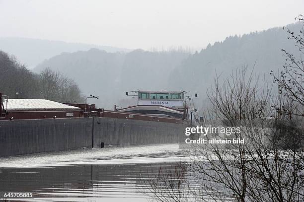 Ein Frachtschiff befährt die Saar in Merzig. Die Schiffe kommen vom Rhein über die Mosel und bringen Fracht zum Saarhafen in Dillingen.