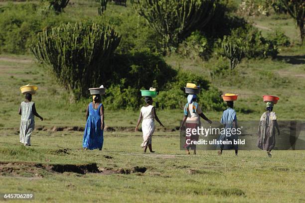 Gruppe Frauen auf dem Weg zum Brunnen um Wasser zu holen