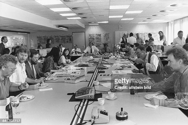 Journalisten bei der Produktion der BILD-Zeitung; in der Mitte im Hintergrund Chefredakteur Peter Bartels