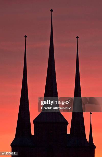 Abendhimmel ueber der St. Severikirche, ein Kirchenbau der roemisch-katholischen Kirche, in Erfurt, am Donnerstag, . Aufgrund ihrer ungewoehnlichen...