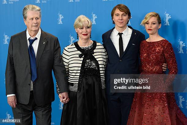 Der Produzent Brian Wilson und seine Ehefrau Melinda Ledbetter, der Schauspieler Paul Dano und die Schauspielerin Elizabeth Banks während des...