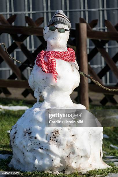 Nach Schnee und Frost in den letzten Tagen, kommt im Saarland endlich wieder die Sonne raus. Einem Schneemann, den Kinder auf dem Spielplatz auf der...