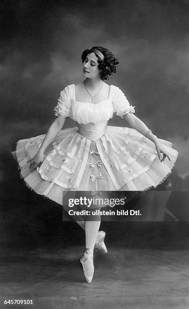 Ballet dancer, Russia Portrait in the tutu Vintage property of ullstein bild