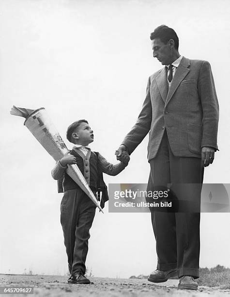 Vater und Sohn auf dem Weg zur Einschulung, 50er Jahre