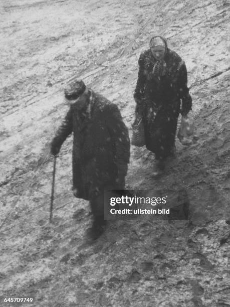 Altes Paar im Schneetreiben, 50er Jahre