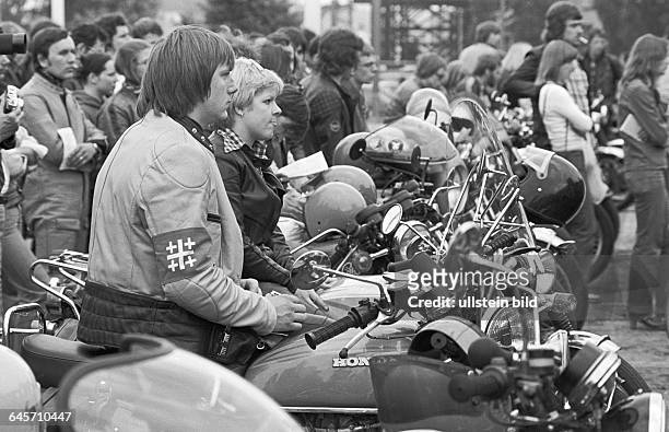Drive-in Gottesdienst für Motorradfahrer. Berlin , 10. 06. 1977. Unter dem Motto Einer trage des anderen Last stand das viertägige Treffen...