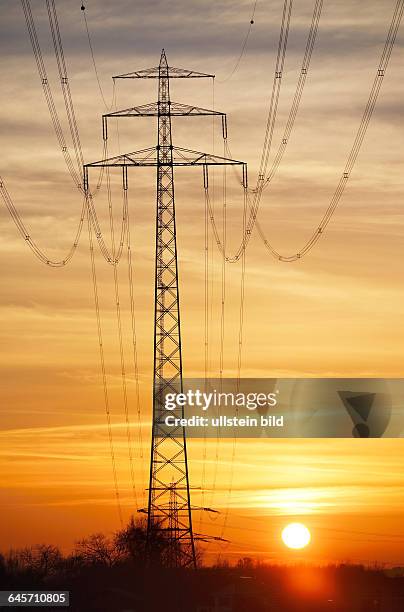 Hochspannungsmast bei Sonnenuntergang in Hamburg, Deutschland, Europa