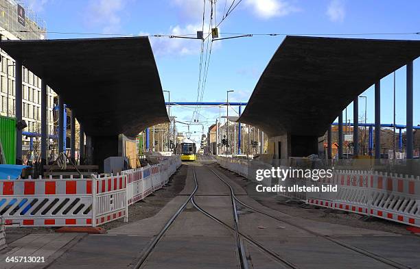 Die Tram M5 rollt seit , doch die gross geplante Haltestellevor dem Hauptbahnhof ist noch nicht fertig. Der riesige Betonbau istnun frei schwebend...