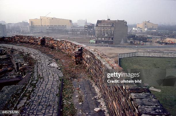 View from the ruins of Haus Vaterland across the Potsdamer Platz, in the background from left the new State Library, Weinhaus Huth and the...