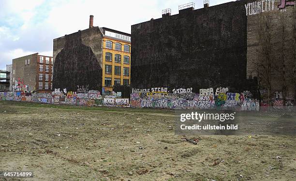 Die Cuvry-Brache ist beraeumt und gesichert. Am warenbeide grossen Wand-Graffitis in einer naechtlichen Aktion schwarz uebermalt worden.