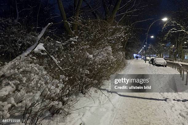 Schneebedeckter Gehweg entlang der Wichertstrasse in Berlin-Prenzlauer Berg