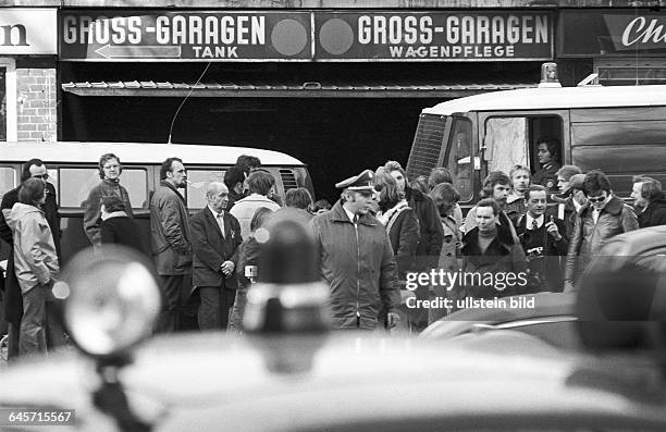 Abgesperrter Fundort des Lorenz-Dienstfahrzeugs. Berlin , 27. 02. 1975. Dienstwagen des Opfers in den Kant-Garagen gefunden. Terroristen der Bewegung...