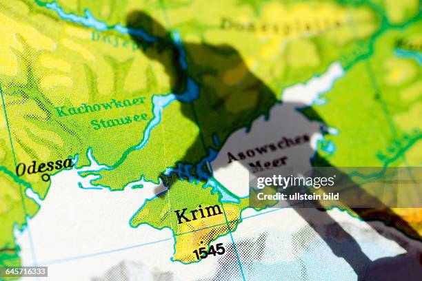 Die Krim auf einer Landkarte und Schatten eines Soldaten, Krim-Krise