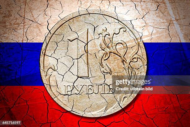 Ein-Rubel-Münze vor russischer Fahne mit Rissen, wirtschaftliche Folgen von Sanktionen gegen Russland