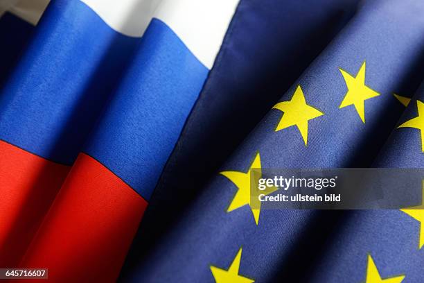 Fahnen von der EU und Russland