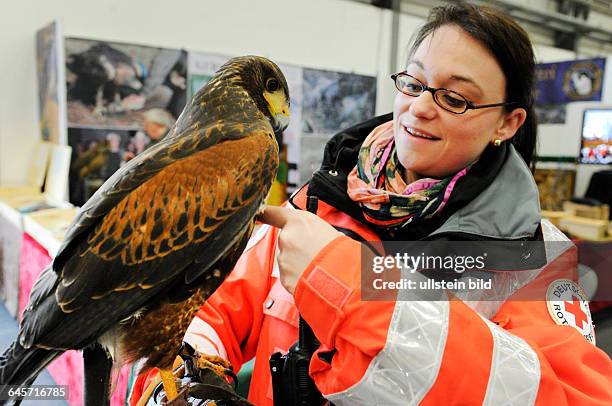 Die Messe für Angeln und Jagen eröffnet in den Saarbrücker Messehallen mit 80 Ausstellern. Sarah Pegoraro mit Wüstenbussard "Fly".