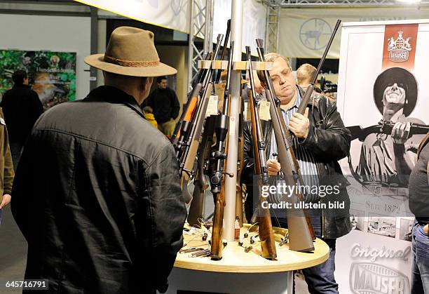 Die Messe für Angeln und Jagen eröffnet in den Saarbrücker Messehallen mit 80 Ausstellern. Waffen am Stand der Firma Mauser.