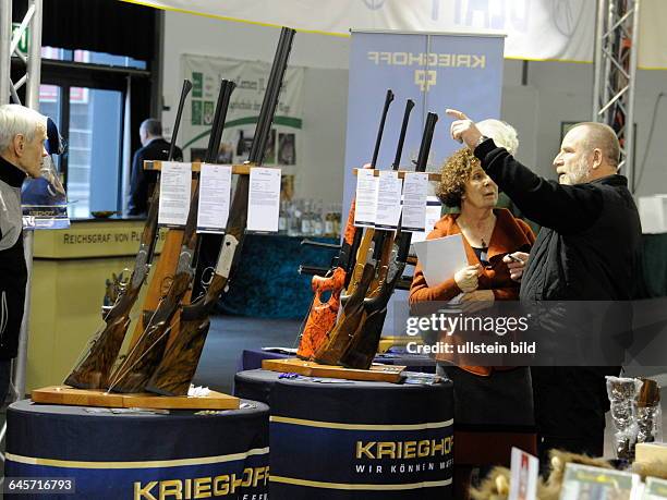 Die Messe für Angeln und Jagen eröffnet in den Saarbrücker Messehallen mit 80 Ausstellern. Waffen am Stand der Firma Mauser.