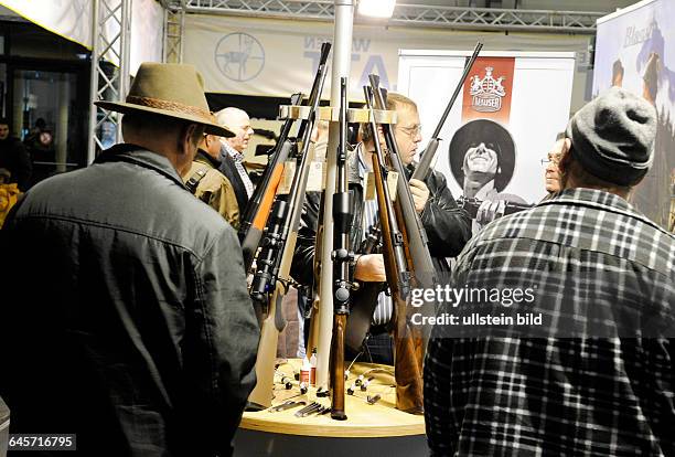 Die Messe für Angeln und Jagen eröffnet in den Saarbrücker Messehallen mit 80 Ausstellern. Waffen am Stand der Firma Mauser.