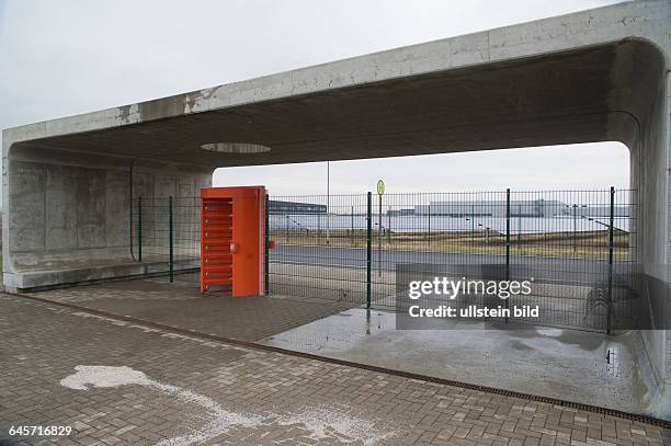 Deutschland, Thalheim, 26.01.2105, QCells, Solarhersteller, Werksgelände, verwaiste Bushaltestelle, Eingang