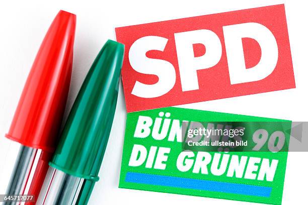 Roter und grüner Kugelschreiber und Parteilogo von SPD und Grüne, Symbolfoto für rot-grüne Koalition