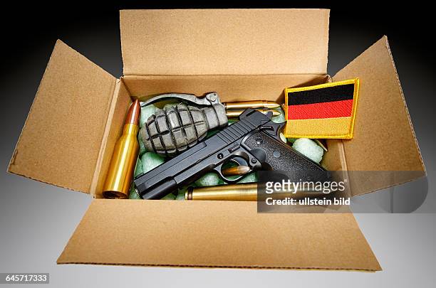 Paket mit Waffen und Deutschlandfahne, Symbolfoto deutsche Waffenlieferungen