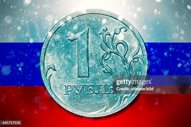 Ein-Rubel-Münze vor russischer Fahne mit Schneefall, wirtschaftliche Folgen von Sanktionen gegen Russland