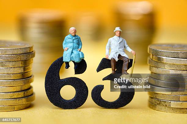 Seniorenpaar auf der Zahl 63, Symbolfoto Rente mit 63 Jahren