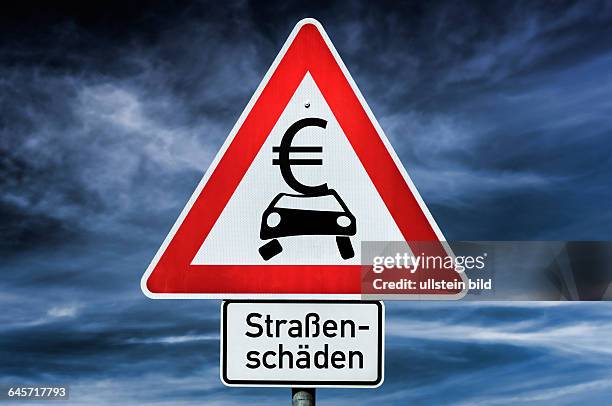 Verkehrsschild Straßenschäden mit Eurozeichen, Sonderabgabe für Autofahrer