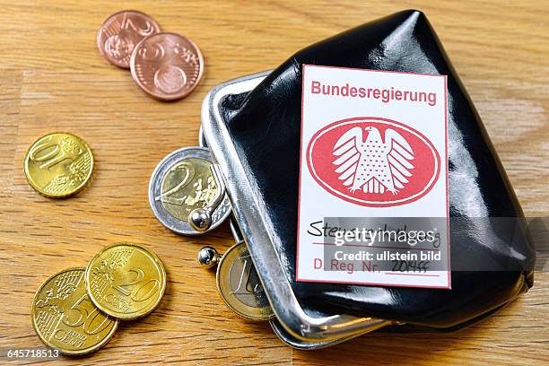 Pfandsiegel mit Bundesadler auf Geldbörse, Symbolfoto Steuererhöhung