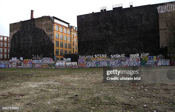 Die Cuvry-Brache ist beraeumt und gesichert. Am warenbeide grossen Wand-Graffitis in einer naechtlichen Aktion schwarz uebermalt worden.