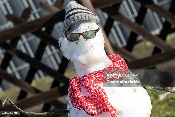 Nach Schnee und Frost in den letzten Tagen, kommt im Saarland endlich wieder die Sonne raus. Einem Schneemann, den Kinder auf dem Spielplatz auf der...