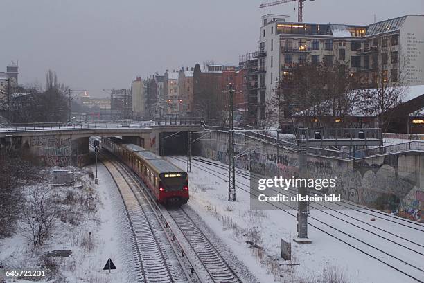 Deutschland, Berlin, 30.12.2104, Blick vom Schwedter Steg auf die Bahnanlage, Häuser der Kopenhagener Str., verschneite Landschaft, S-Bahn, Schnee,...