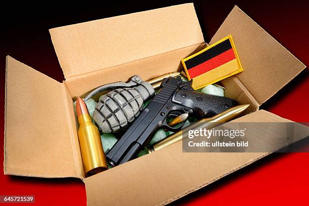 Paket mit Waffen und Deutschlandfahne, Symbolfoto deutsche Waffenlieferungen