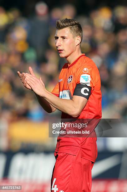 Willi Orban, Einzelbild, Aktion, Gestik, FC Kaiserslautern FCK, zweite Bundesliga DFL, Sport, Fußball Fussball, Eintracht-Stadion Braunschweig,...