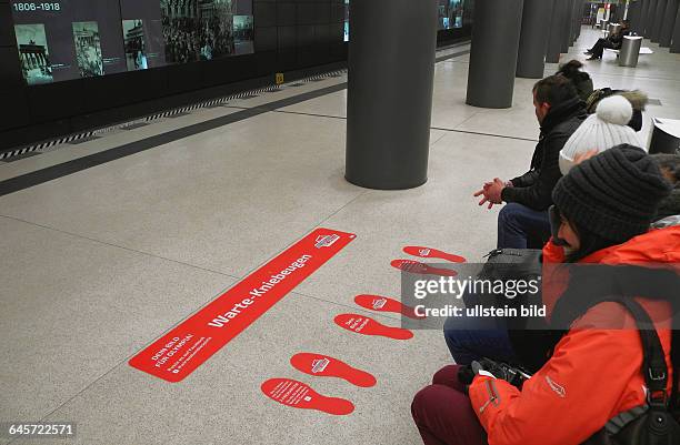 Auf dem U55 Bahnhof Brandenburger Tor koennen sich die Fahrgaestein Richtung Hauptbahnhof die Wartezeit mit Kniebeugen fuer Olympiavertreiben.