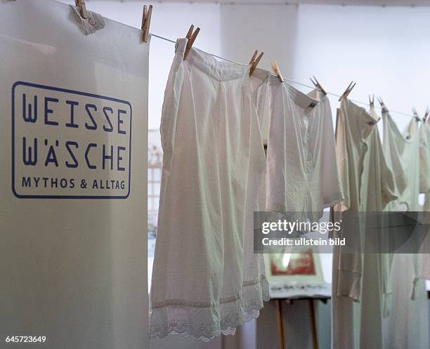 Museum Wäschefabrik in Bielefeld, weiße Wäsche hängt auf der Leine
