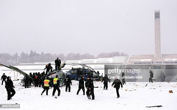 Berlin, 21.03.13 Bei einer Übung der Berliner Bundespolizei auf dem Gelände des Olympiastadions, bei der der Einsatz gegen Fußballhooligans trainiert...