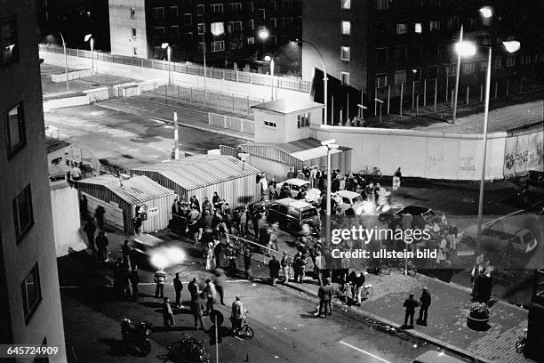 Berlin, 09.November 1989, ca. Mitternacht, Westberliner versammeln sich am Grenzübergang Heinrich-Heine Str, die ersten Trabant Autos rollen nach...