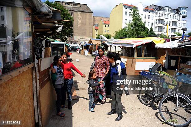 Berlin, 20.06.14 Immer mehr Menschen leben auf der Brache an der Cuvrystrasse in Kreuzberg, unter ihnen inzwischen auch viele Roma. Der Platz gleicht...